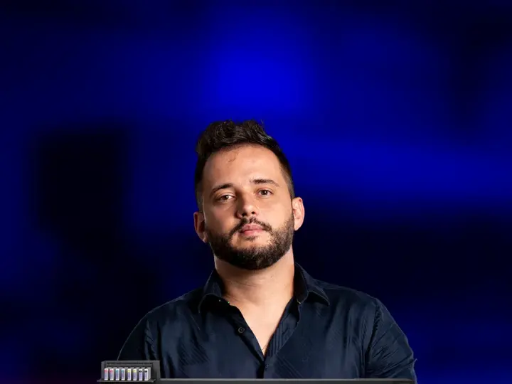 Clayton, técnico da MG SUPRI, na bancada de trabalho